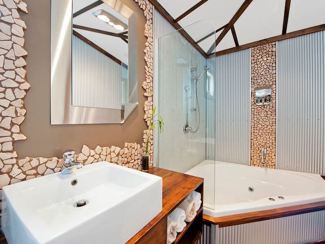 Nestled In The Bay 1 BEDRM Cottage