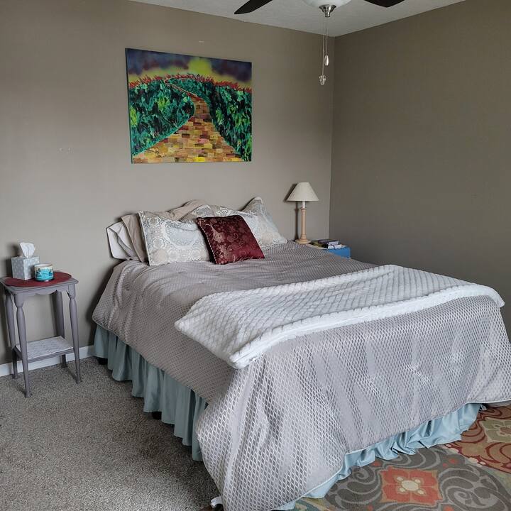 Dormitorio principal en la planta superior junto al baño principal... ¡con unas vistas espectaculares de la puesta de sol!