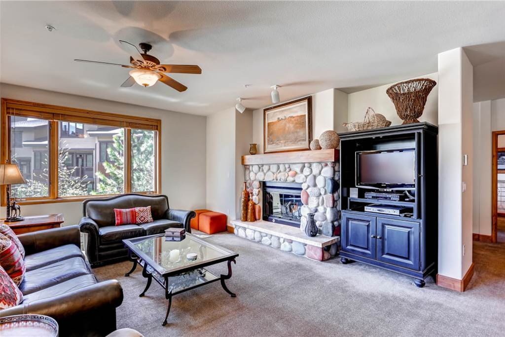 Couch,Furniture,Entertainment Center,Oven,Indoors