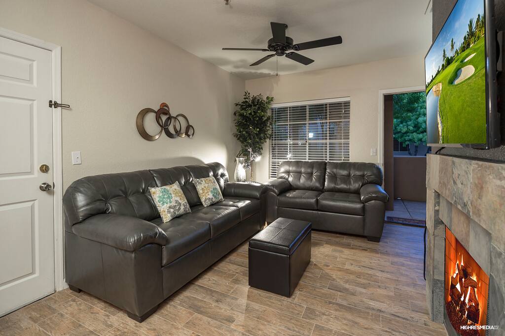 Living area with Seating for 5