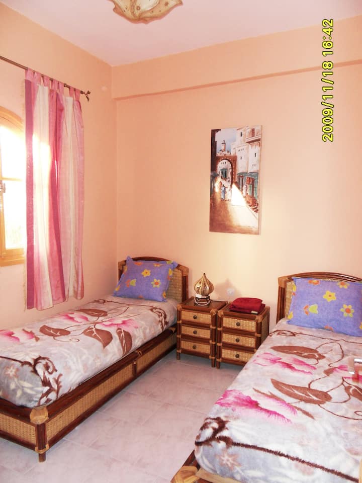 спална соба со два кревета едно лице