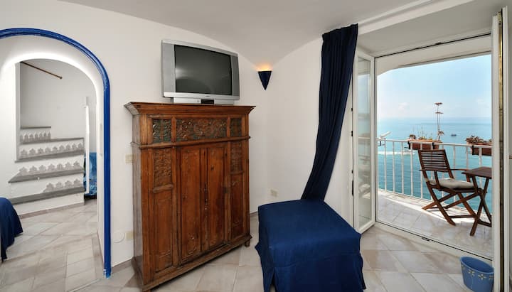 Bedroom with terrace overlooking the sea