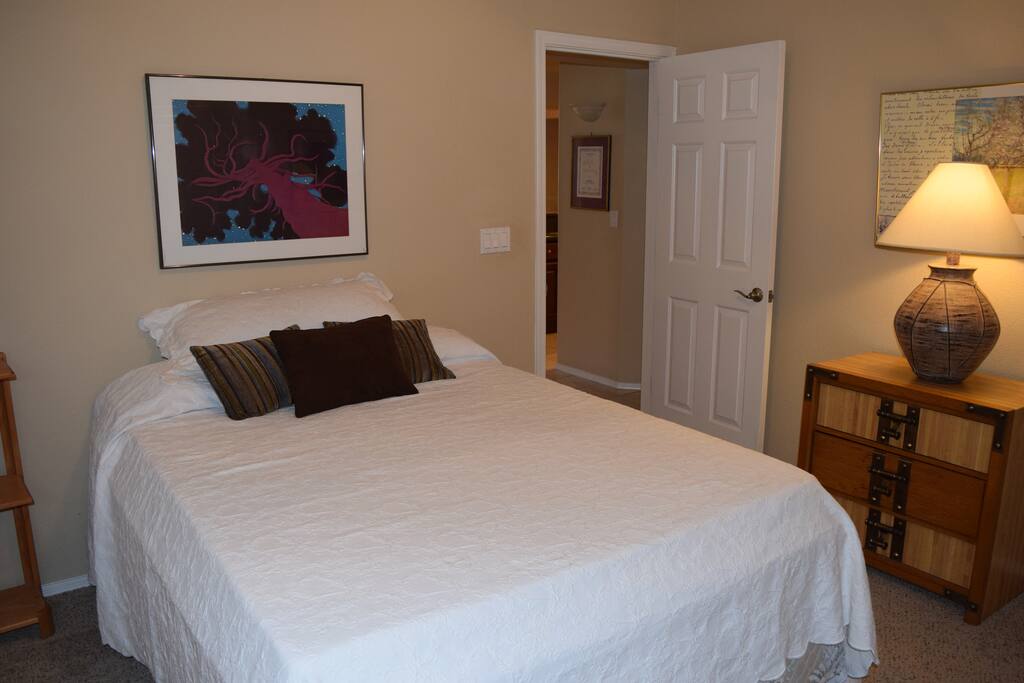 Bedroom 1 - Queen