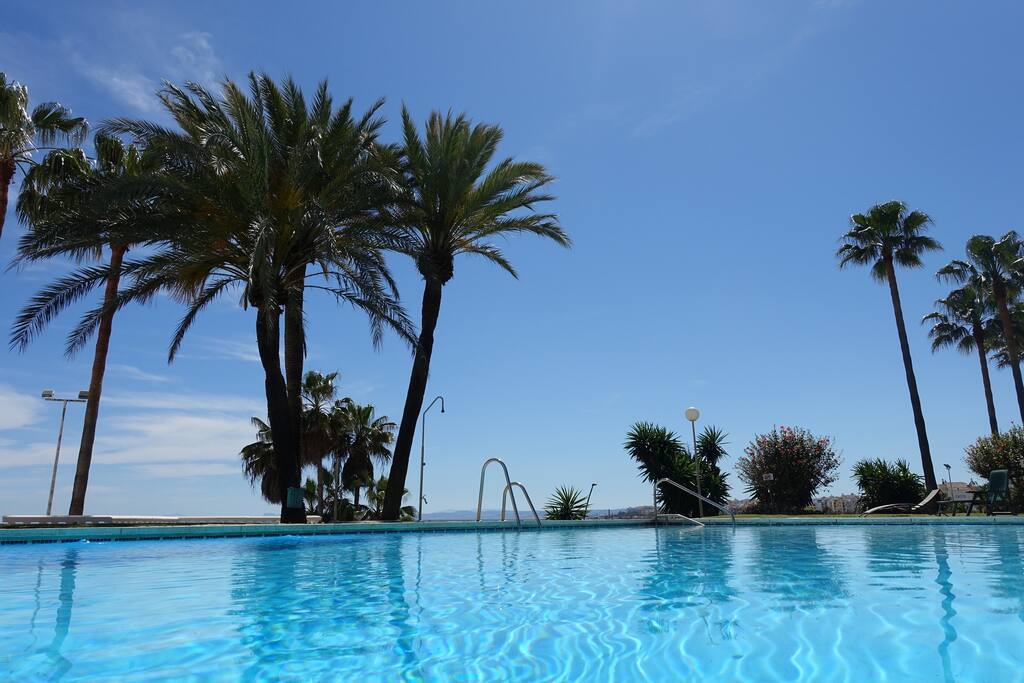 Piscina vistas al mar