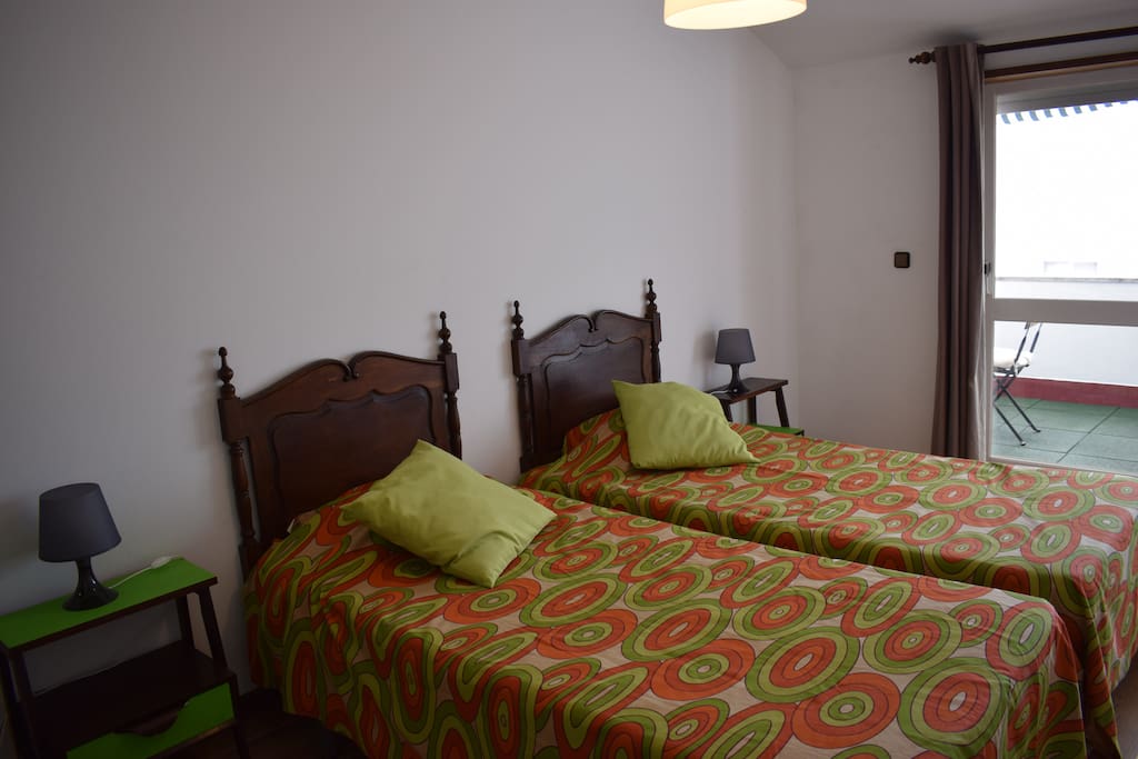 Quarto com 2 camas de solteiro