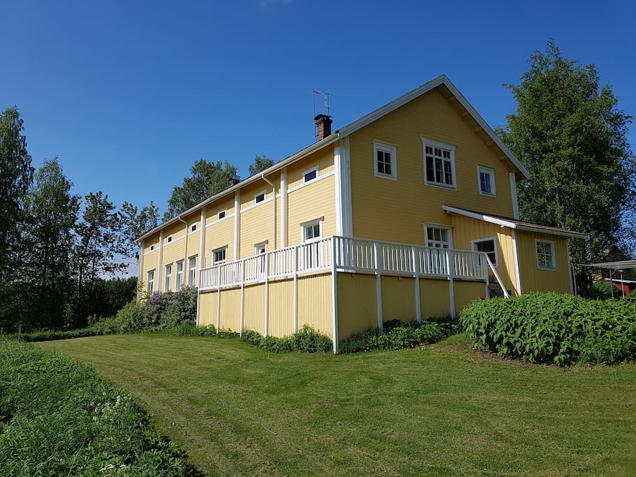 Kartanon ensimmäisessä kerroksessa 300m2.