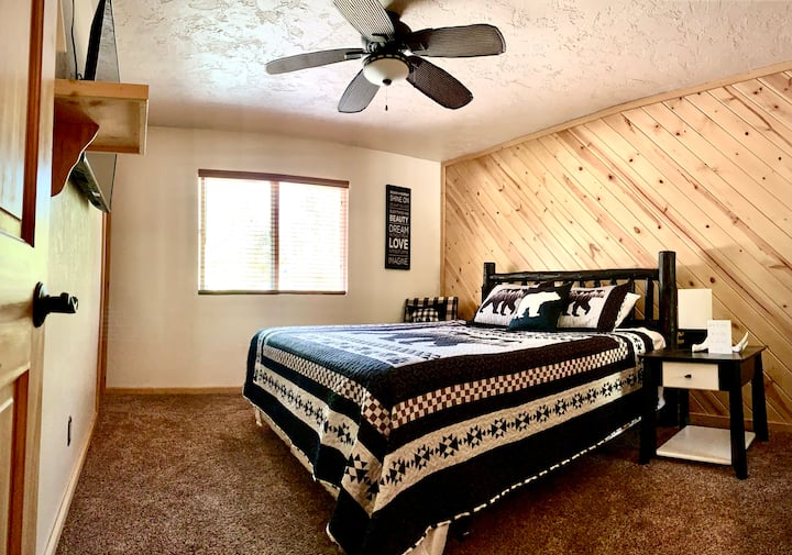 Dormitorio principal con cama TAMAÑO KING personalizada, baño principal privado completo y TV de alta definición. 