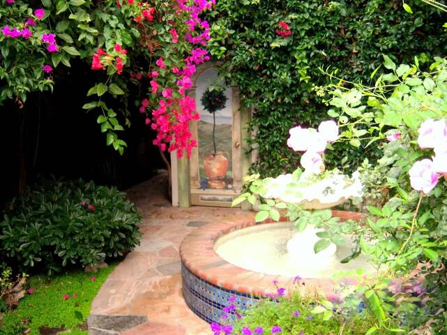 Redondo Beach house 5 min walk to beach-Historic gallery image 3