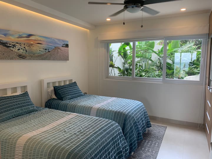 Chumba cha kulala cha pili. Dirisha linaangalia eneo la bustani