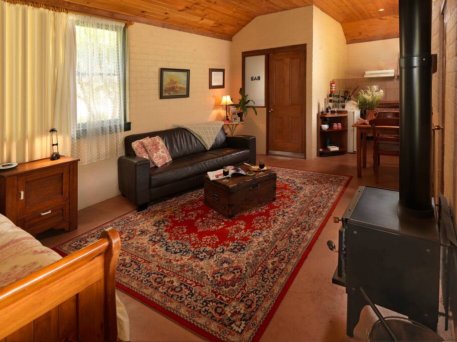 Wood fire for winter (on right). Air conditioned and ceiling fan for summer! Kitchenette to cook.