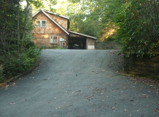 Perry's Place, Log Home Near Lake Logan (Sleeps 8)