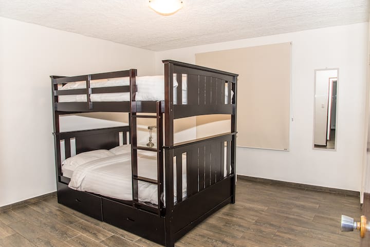 Chambre secondaire avec deux lits doubles