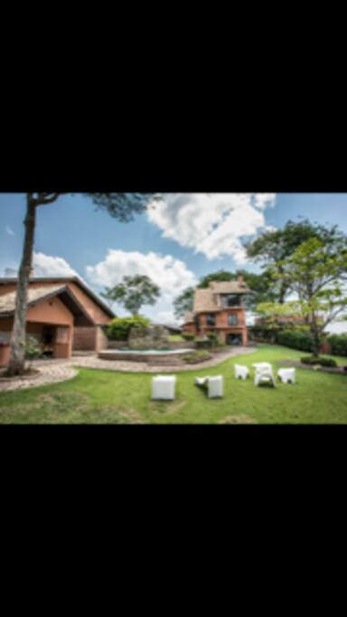PISCINA E CHURRASQUEIRA