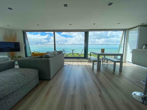 Top Airbnb: Stunning 3-Bed Sea View Apartment in Bournemouth