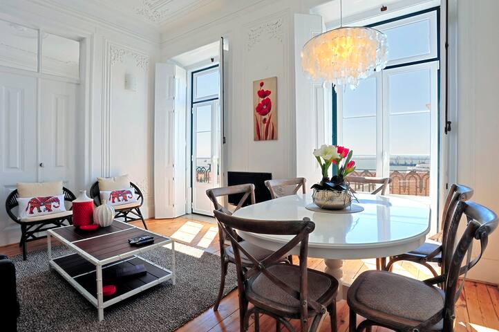 RM1 – sunny with fantastic river view! FAST WIFI gallery image 2