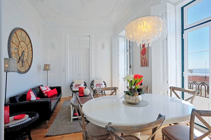 RM1 – sunny with fantastic river view! FAST WIFI gallery image 4