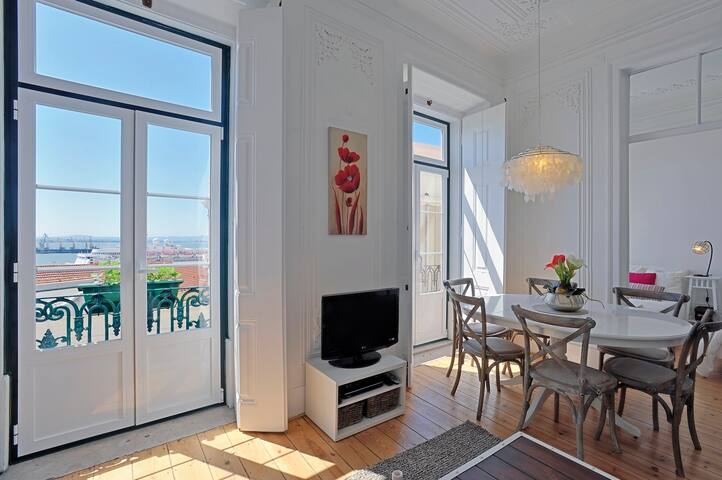 RM1 – sunny with fantastic river view! FAST WIFI gallery image 3