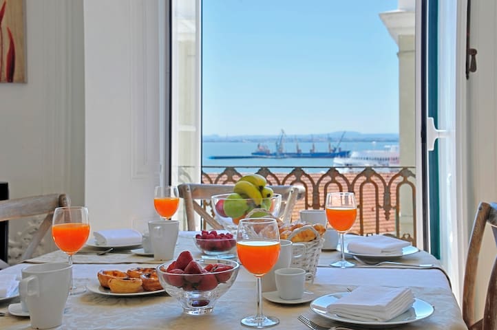 RM1 – sunny with fantastic river view! FAST WIFI