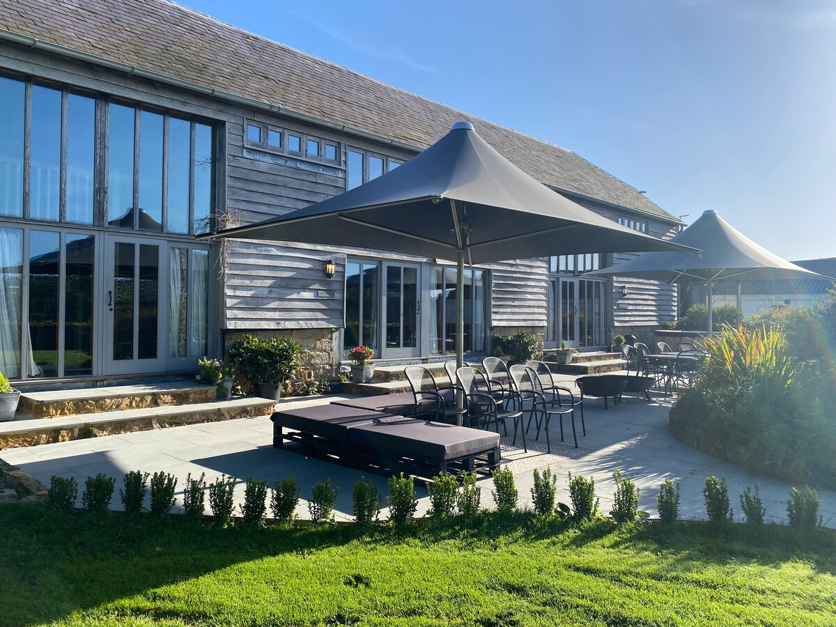Bardown Barn farm with pool and fabulous views Houses for Rent in