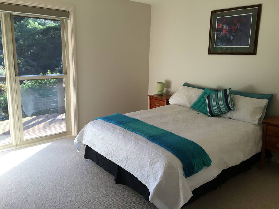 Main Guest Bedroom
(queen bed)