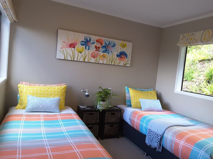 Спална соба 2: може да изберете да имате или 2 единечни кревета или 1 брачен кревет (брачен кревет).