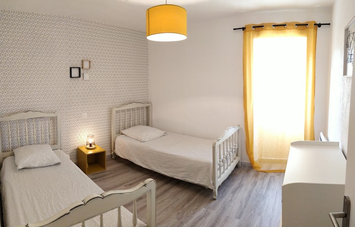 Chumba cha kulala 2x vitanda moja na kifua cha droo