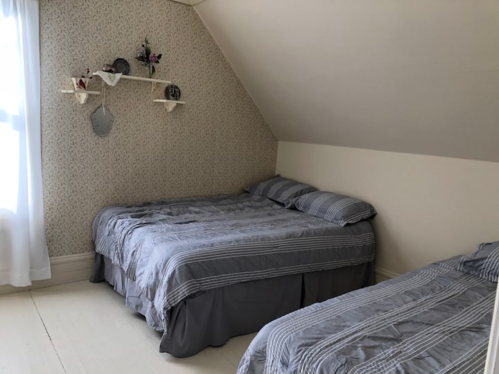 Spavaća soba na katu s bračnim krevetom i bračnim krevetom br. 1