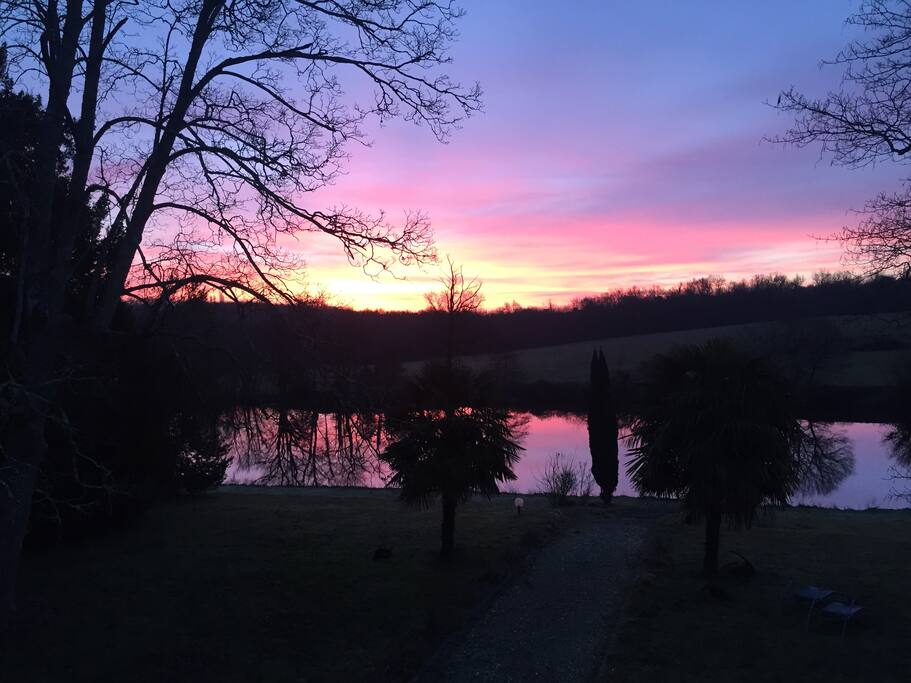 Quand le soleil se lève le matin et illumine le lac