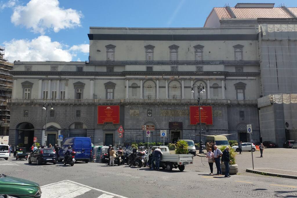 ...alle spalle dello storico teatro S. Carlo