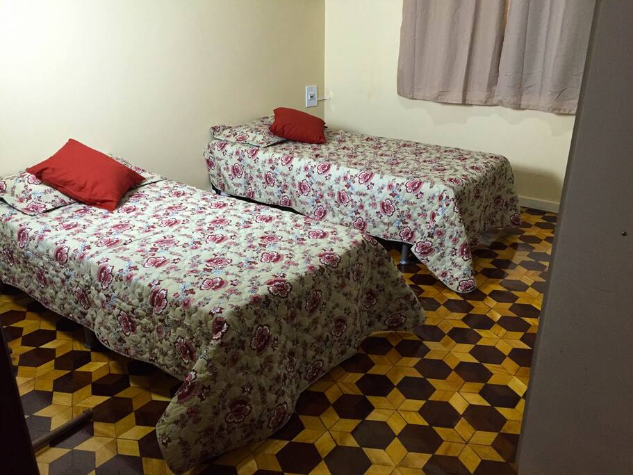 Quarto para ate quatro pessoas.