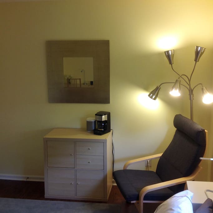 Make yourself a cup of coffee and relax in this comfortable chair. The light fixture is dimple.