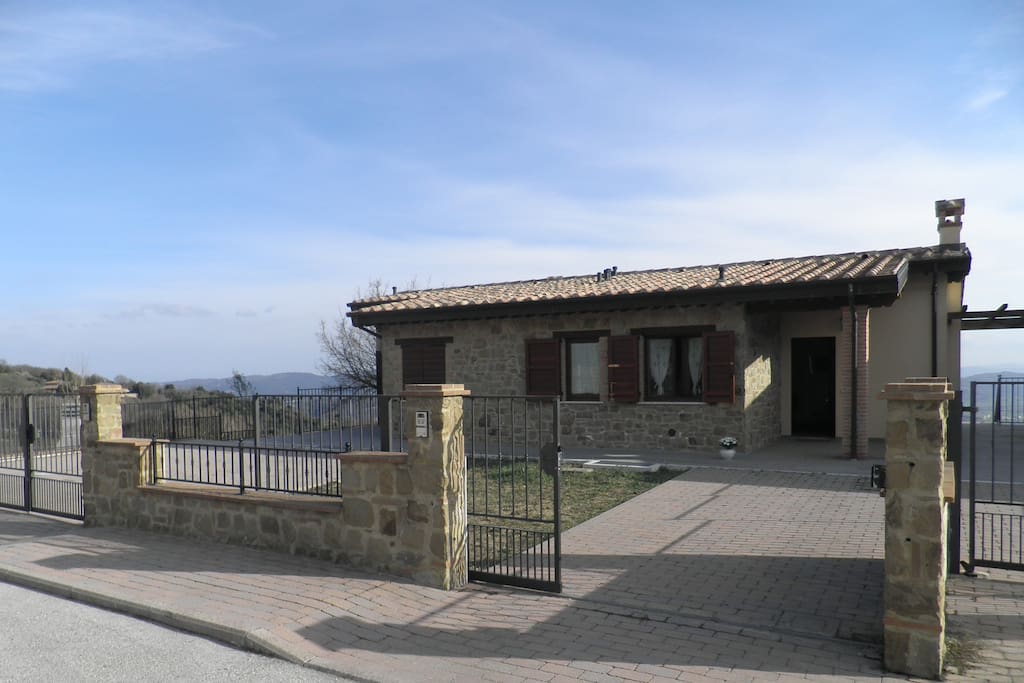 Vista esterno della casa e parcheggio