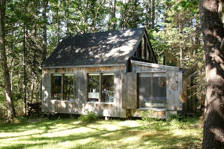 Peaceful & private waterfront cabin