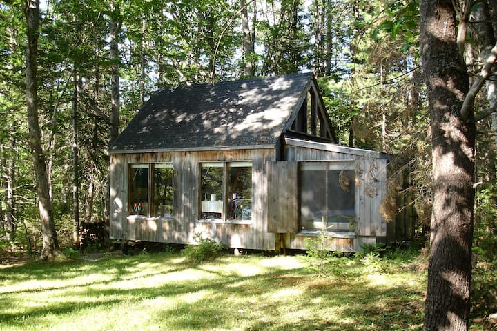 Peaceful & private waterfront cabin