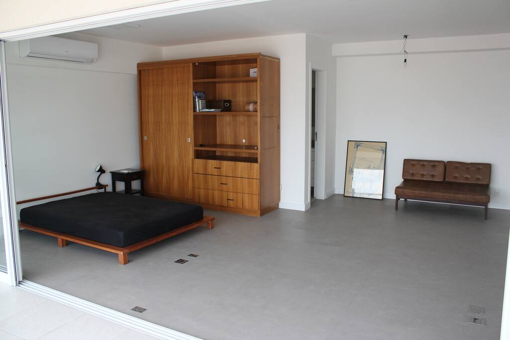 (First photos, before furnitures) Bed area