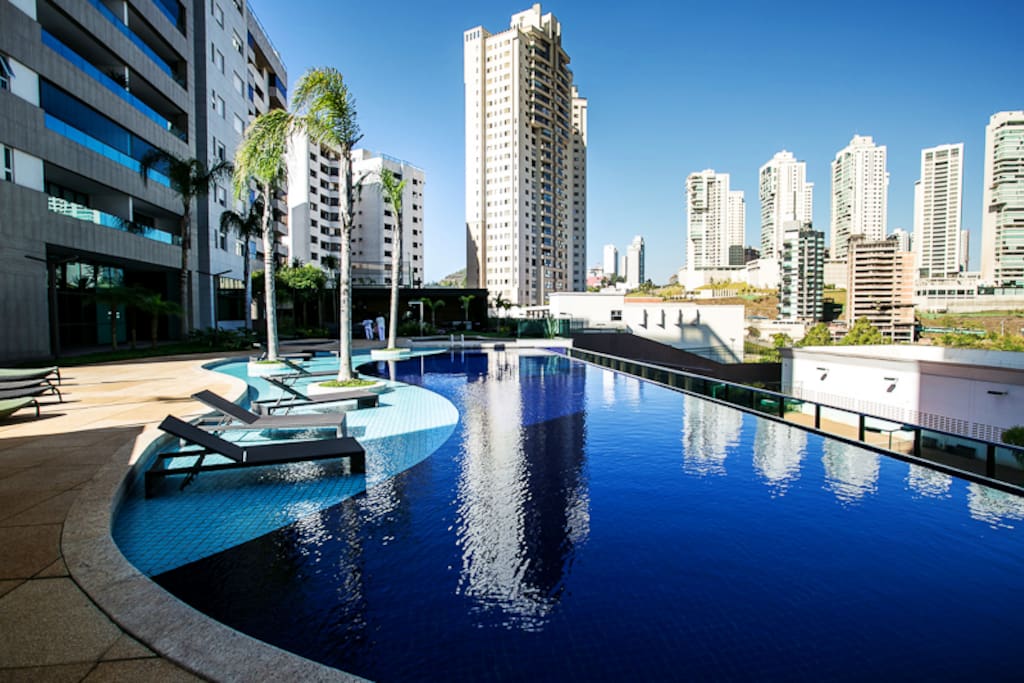 Piscina externa integrada a 3 churrasqueiras com vestiários, banhos, home cinema, salao de festas japonês, etc.