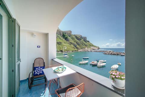 Airbnb con migliori performance: Two rooms overlooking the sea a Procida