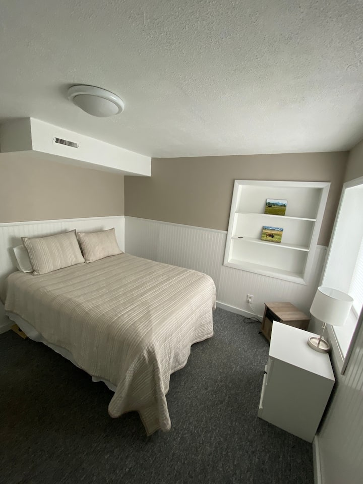 1号卧室位于一楼。房间很小，但只有一张床，所以比较个性化