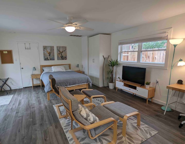 Cozy Studio W/ Full Kitchen In A Tree-lined Street - Sacramento, CA