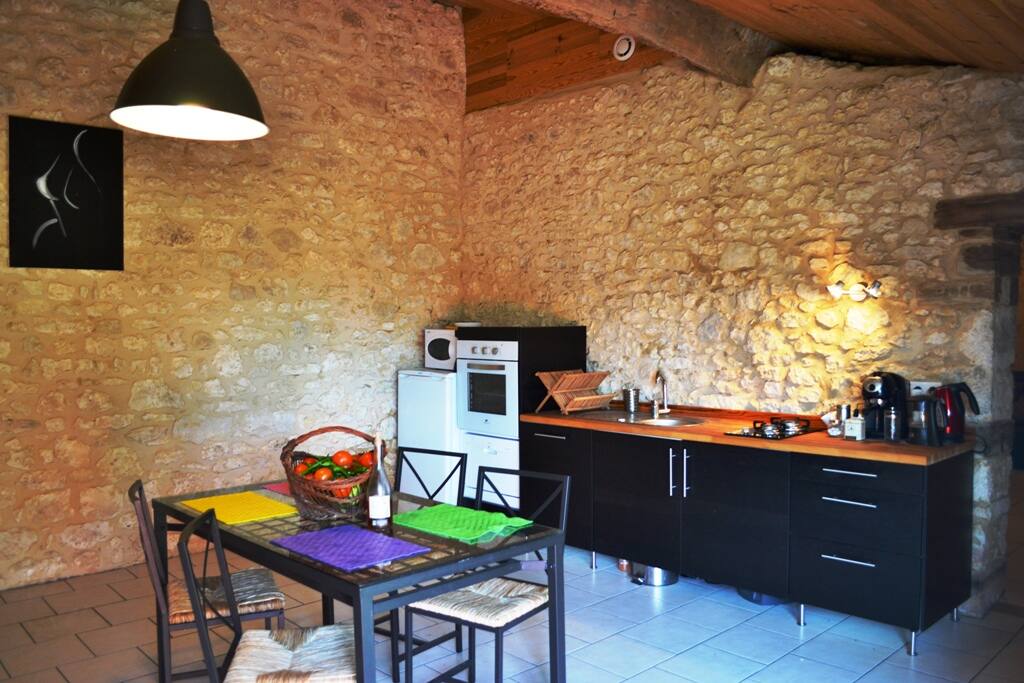 La vaste cuisine tout équipée
