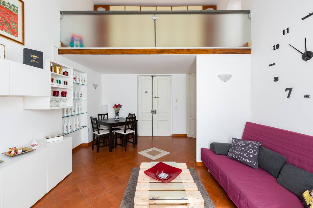 Soggiorno con divano,che all'occorrenza diventa divano letto 2 piazze.