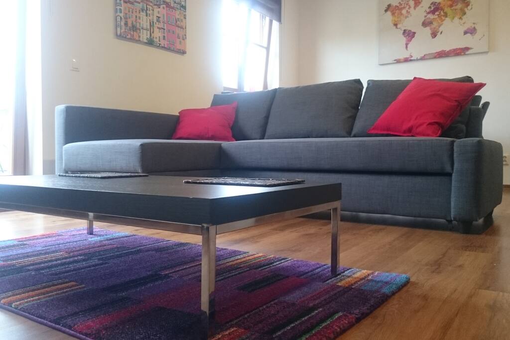 Sofa w głównym pokoju. Sofa in the main room.