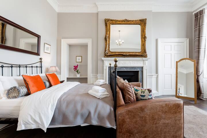 Majestic Georgian Flat in the Historic City Centre gallery image 3