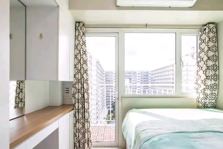 Volledig uitzicht op slaapkamer met ingebouwde kledingkast en wastafel spiegel, tafel/lade