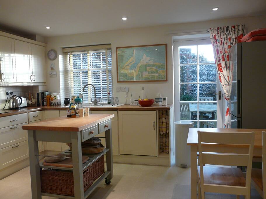 kitchen: eat in for 4