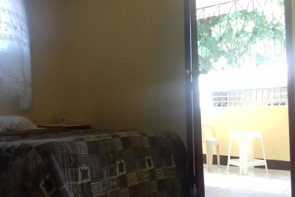 la chambre comporte également un balcon partagé