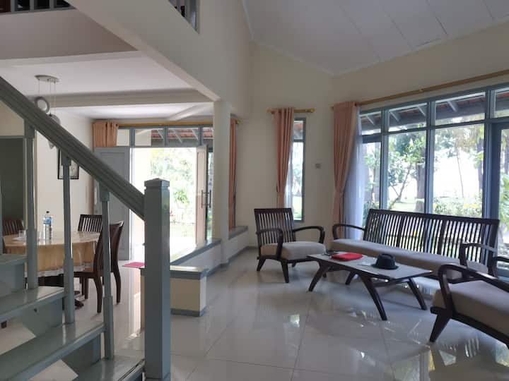 Villa Nuraini - 2 Br Villa Depan Pantai Anyer - Anyar