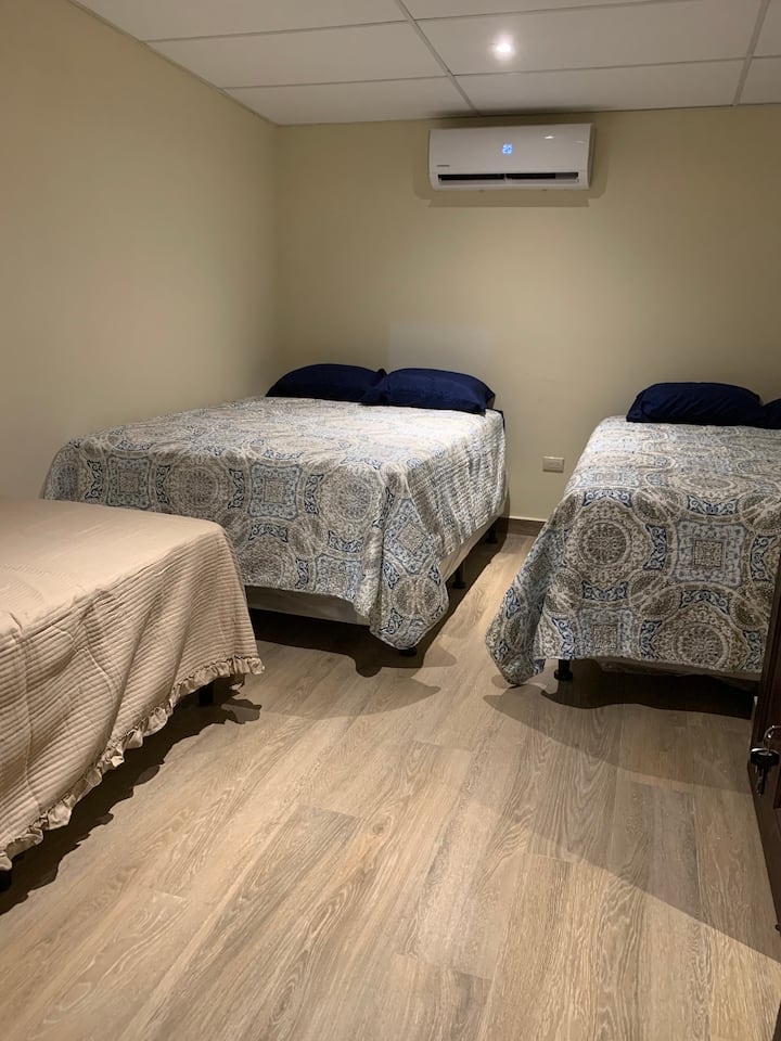 Spálňa 4. Spoločná kúpeľňa 3 so spálňou 3. 2 manželské postele (1,4 metra) a 1 jednolôžko (1 meter)