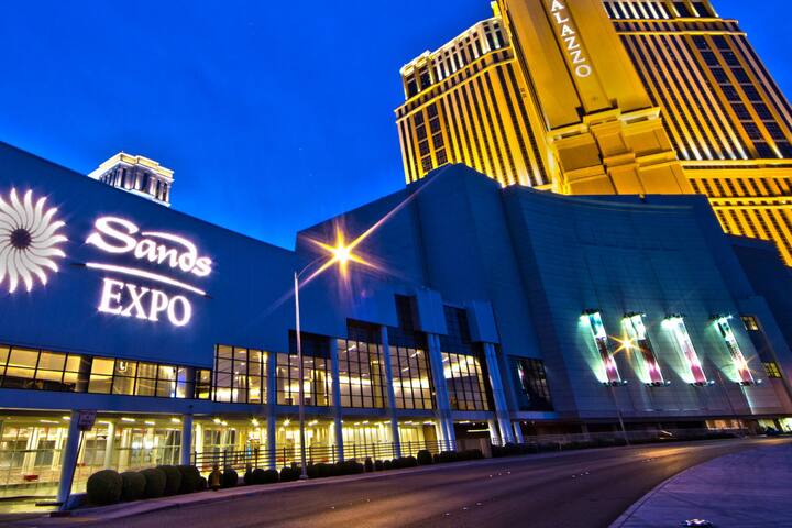 HIGH-LIVING 2 BR in CENTRE OF CITY, ORCHARD gallery image 3