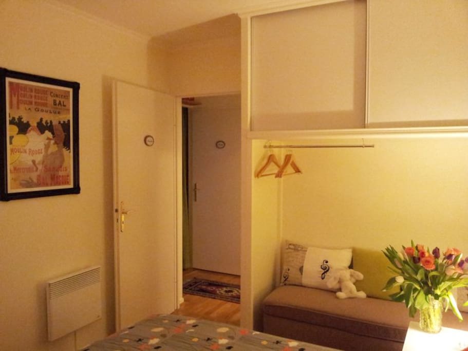 Vous disposez d'un pose valises dans la chambre avec penderie et placards.